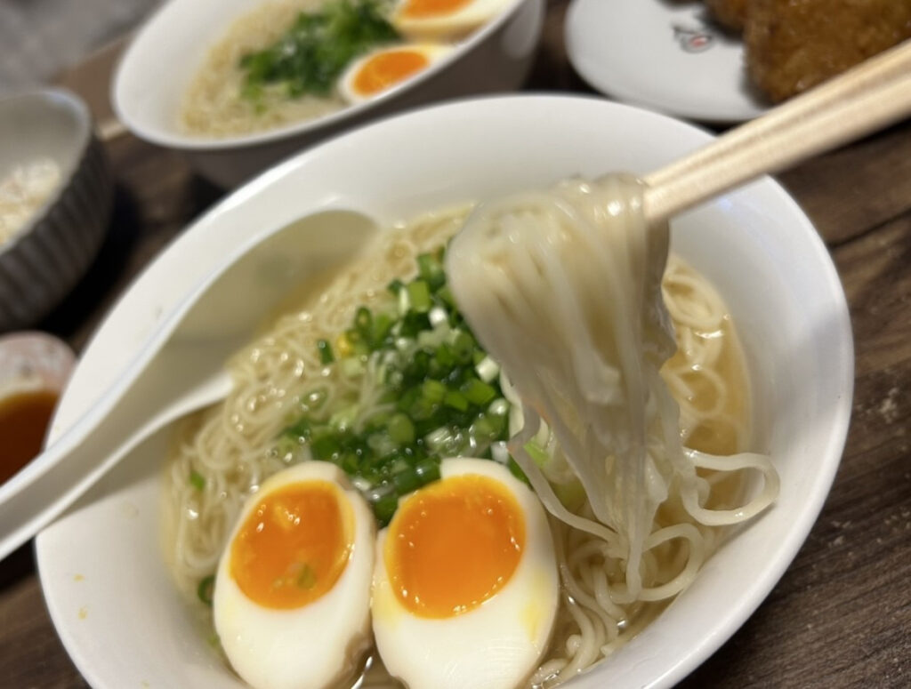 細めで食べやすい卵縮れ麺